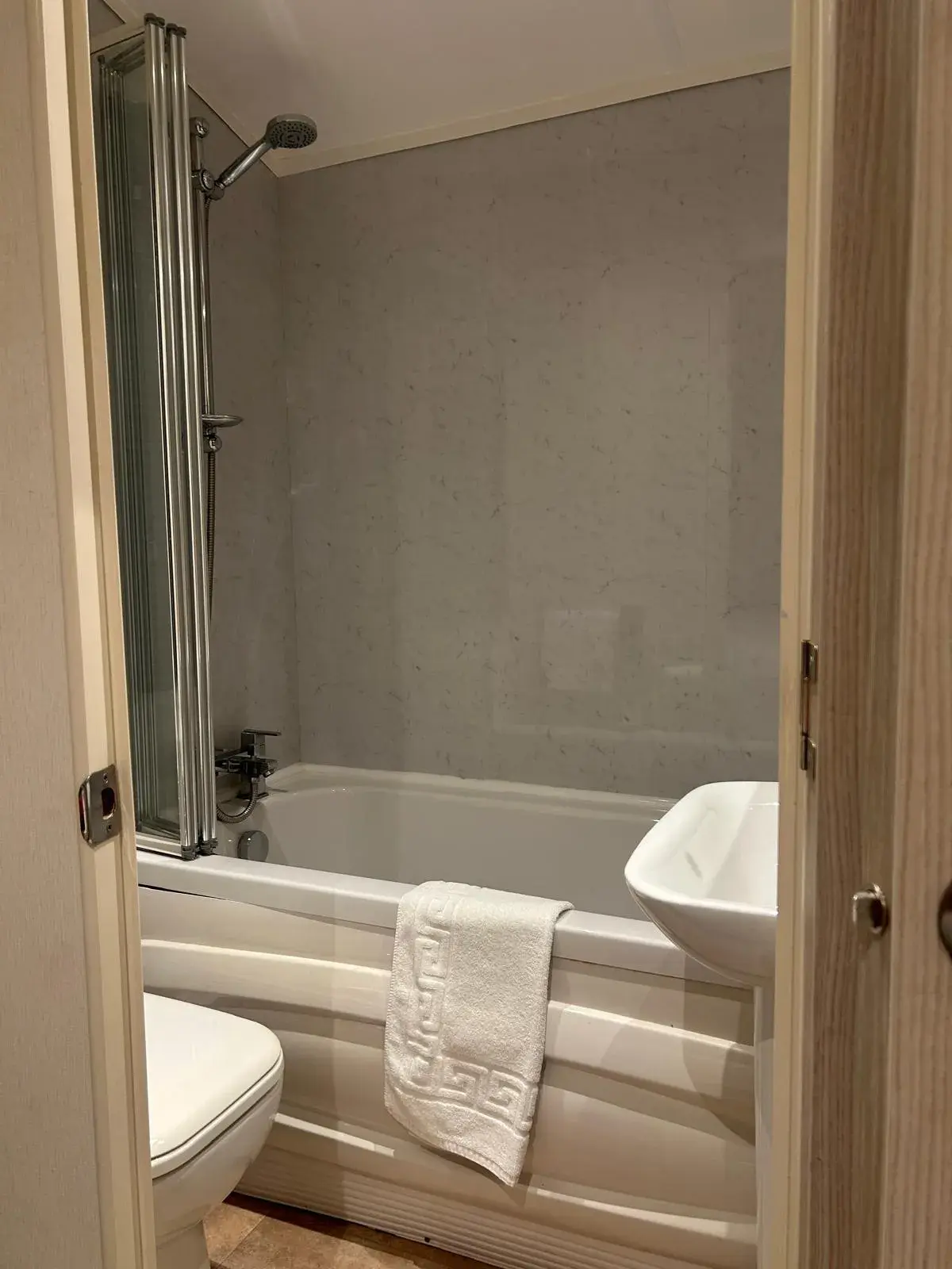 Family bathroom with full-size bath and overhead shower, Cornwall Lodge