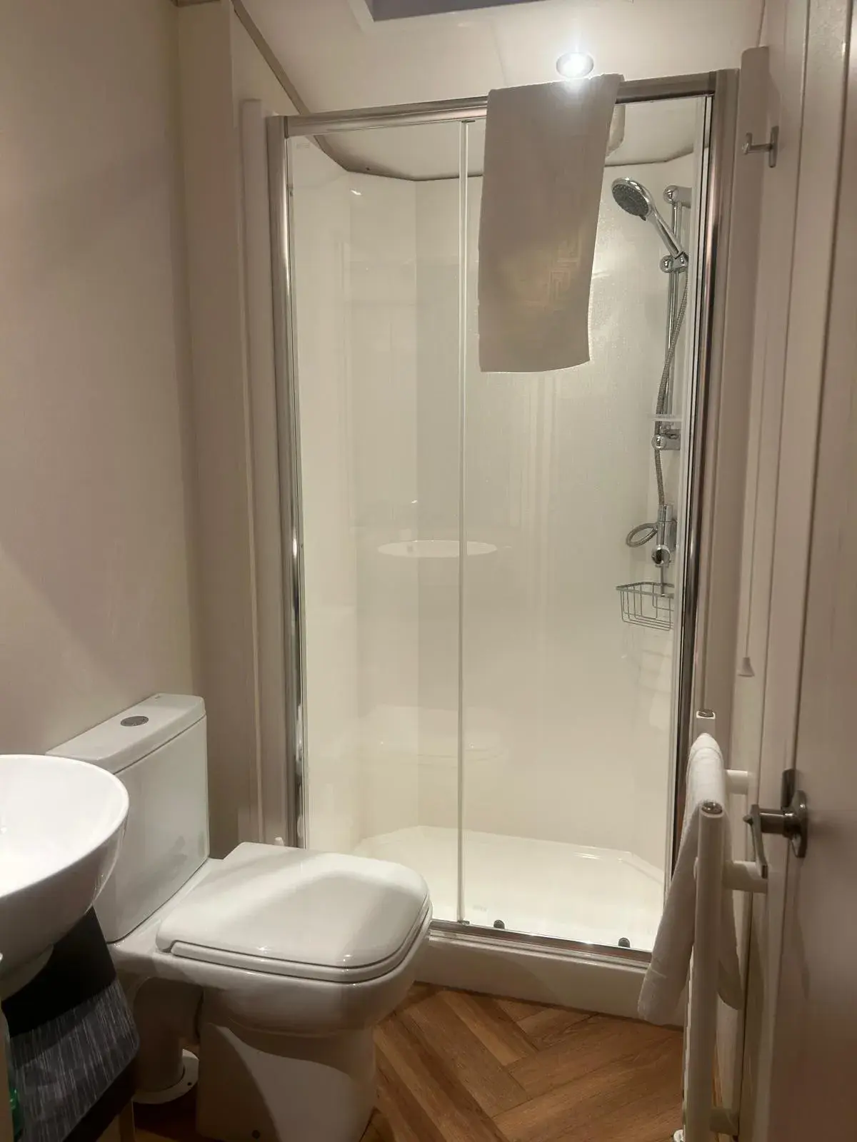 En-suite shower room off the master bedroom, Cornwall Lodge